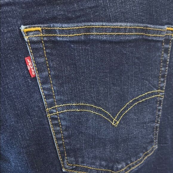 Levi's Relaxed Blue Jeans with Classic Style- 42x32 - Picture 7 of 11